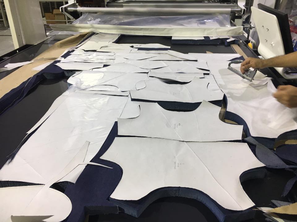 Automatic apparel cutting machine end cutter
