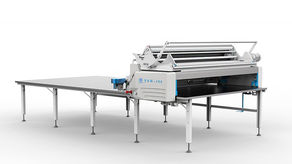 Automatic fabric spreading machine for woven fabric