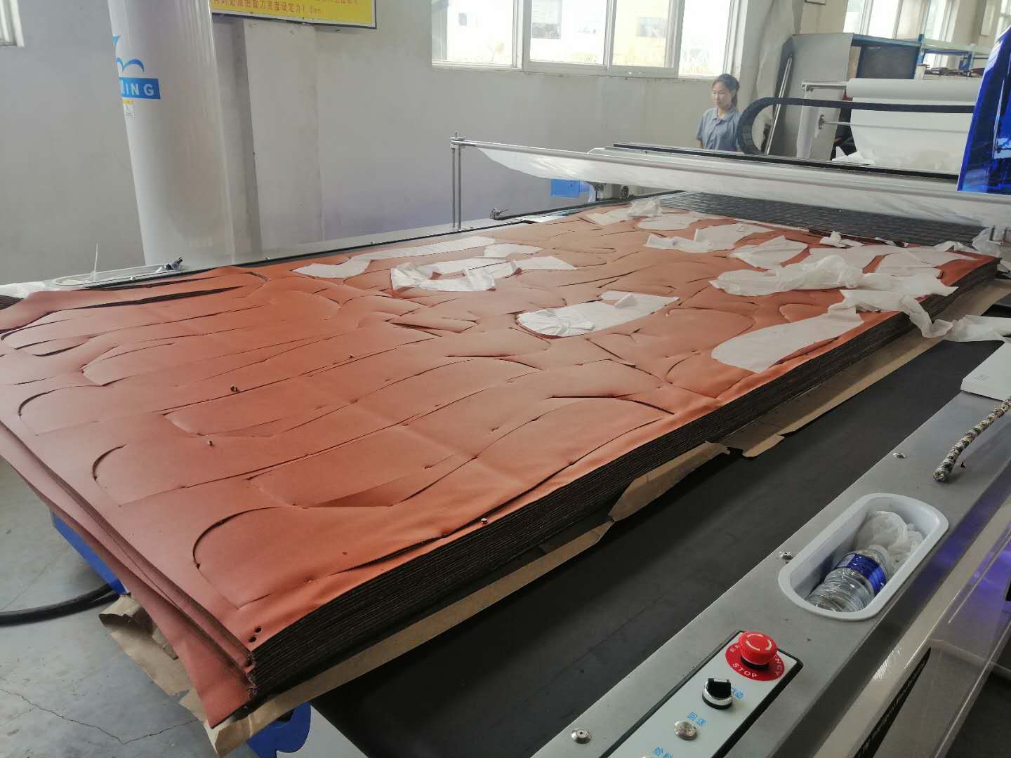 Leather fabric cutting machine