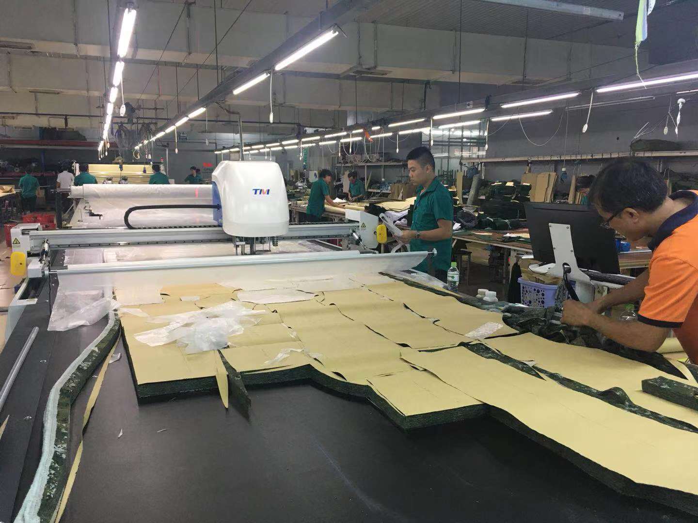 Automatic fabric cutting machine for soft fabric military suit