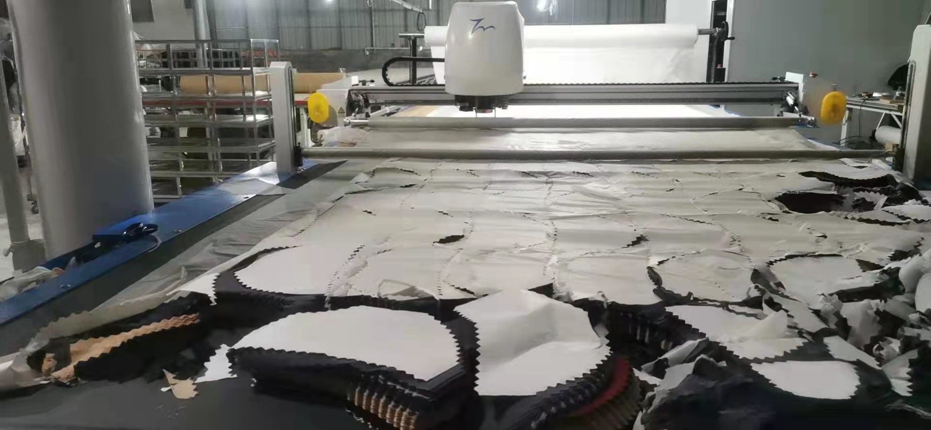 Automatic fabric cutter machine
